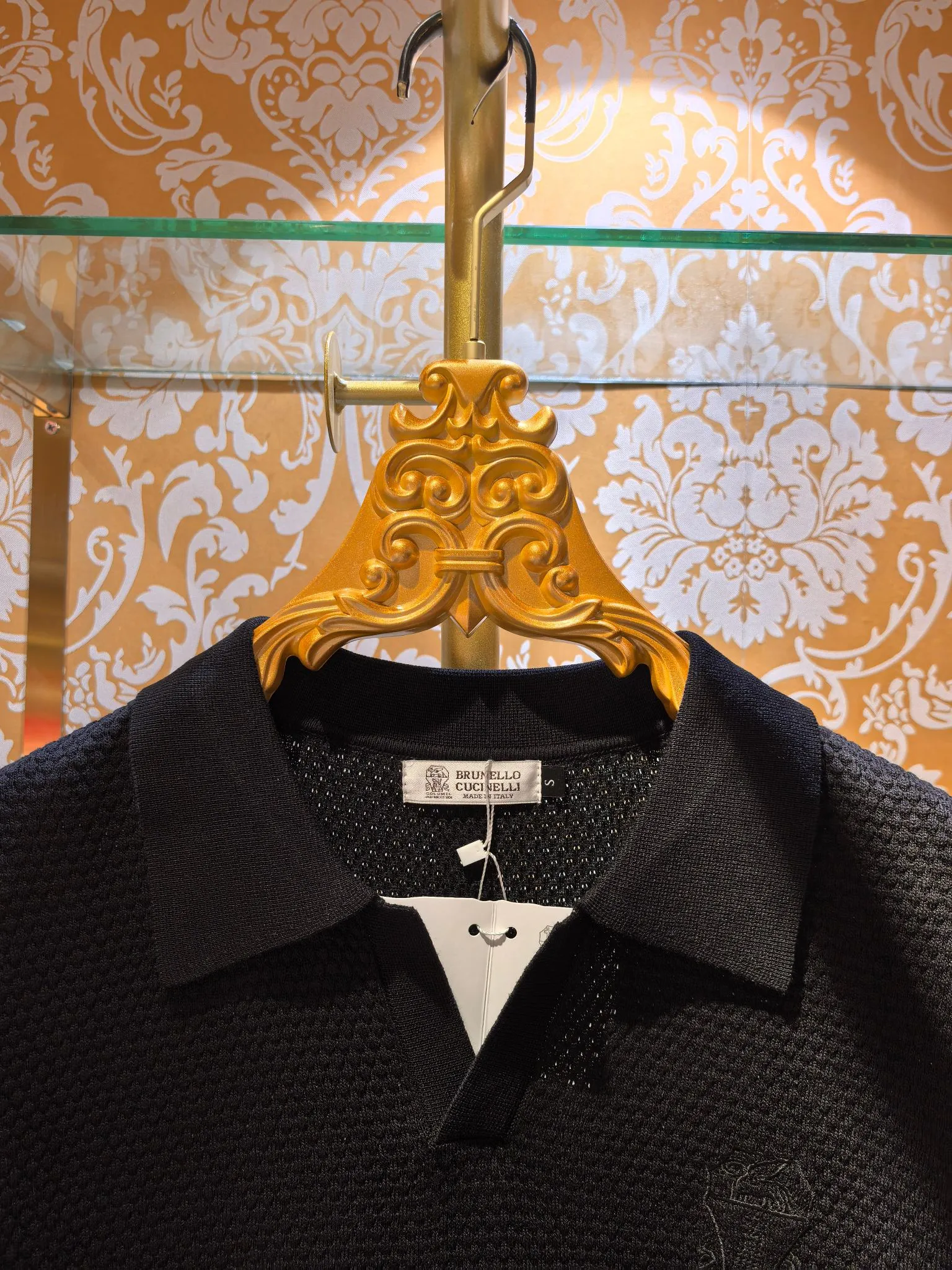 The counter is synchronized with Brunello Cucinelli 🇮🇹BC 2026/ss New Arrival knitted sweater with logo embroidery on the chest. The fabric is perfectly made with 14 needles of imported machines. The counter restores the upper body spirit in a one-to-one manner. Comfortable Breathable. Slim fit. Color Black Sizes S M L XL